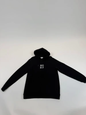 Dondup Hoodie - Storlek M. Skick 4/5. Nypris 5000, vårat pris 1499. Mycket stilren o go hoodie. Hör av dig vid minsta lilla fundering!