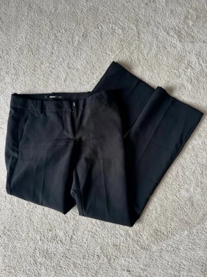 Bikbok kostymbyxor ”Vera” - Lågmidjade kostymbyxor från Bikbok, regular i längden och ”Vera” modellen. Fint skick och normal storlek.