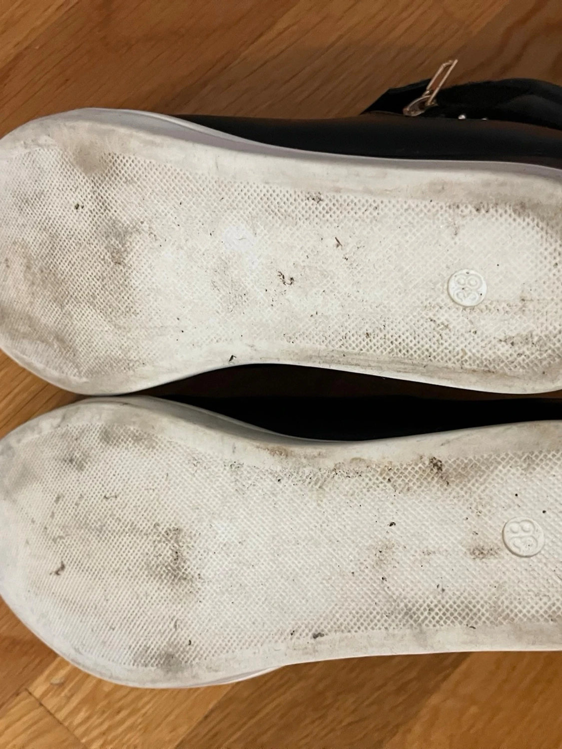 Svarta sneakers med nitar och dragkedja