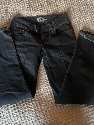 Svarta bootcut jeans - Säljer ett par svarta jeans som är bootcut/raka, om ni vill ha bilder med dem på är det bara att fråga☺️Storleken är S men skulle säga att den passar M också💕