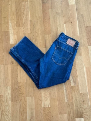 Levis 501 - Säljer ett par riktigt snygga Levi’s 501. Storleken på jeansen är W33, L30. Passar XS/S/M. Perfekta till vardagslooken och passar till det mesta. Säljs för 199kr pga att jag inte får användning av dem och nypris är 700-1000kr!☺️