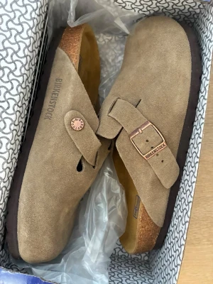 Birkenstock  - Säljer dessa sandalerna från birkenstock i färgen ”taupe” modellen Boston. De är helt oanvända och har endast testats en gång inomhus❣️Säljer endast på grund av att jag inte hann skicka tillbaka dem 