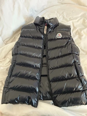 Moncler väst dam  - Modell: Ghany Down Gilet Nypris: 9505kr Storlek: 1 motsvarar S Skick: Mycket fint skick använd enstaka gånger