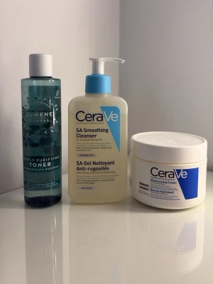hudvårdsprodukter kit - Lumene Puhdas Deeply Purifying toner              CeraVe SA Smoothing Cleanser                            Cerave moisturizing cream 