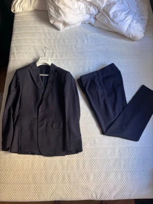 J.Lindeberg Kostym - Navy Blue Suit from J.Lindeberg Size 48 on both Original Prize €545 DM for more questions or separate purchases