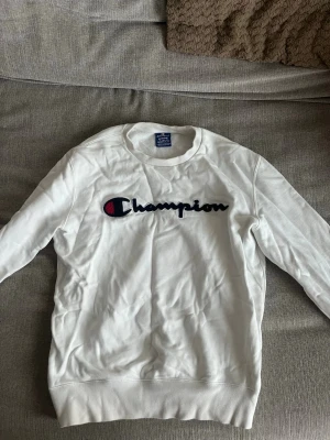 Champion sweatshirt vit - Säljer denna sweatshirt då den inte kommer till användning, funkar till alla tillfällen. Om det är några frågor eller funderingar så är de bara att skriva. Kan gå ner i pris vid en snabb och smidig affär! Köparen står för frakten😁