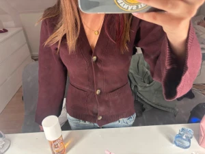 vinröd kofta❣️ - säljer denna koftan/blusen eftersom att jag ska köpa en ny i beige❣️ nästan aldrig använd och har inga skador. den har vida armar och tre knappar med två fickor❣️köpte den för 450.