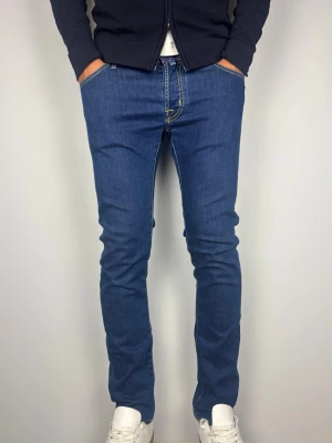 Jacob Cohën J622 Comf - Exklusiva Jacob Cohën J622 COMF. Handgjorda i Italien av lyxig premiumdenim. Perfekta jeans på sommaren för en lyxig och bekväm stil med perfekt tvätt under sommaren.  👕 Jacob Cohën - J622 COMF Slim 📏 Storlek W33. 🧵 98% Bomull, 2% Perfekt mängd elestan för komfort 📐 Midja 41cm, Längd 102cm, Lår 25cm, Benslut 17cm ✅ B Grade. Använda men med mycket liv kvar! Denimet är fortfarande i toppenskick! ✨ Silverdetaljer, broderier & citat, handgjort i Veneto.  ‼️ Skickas snabbt ‼️