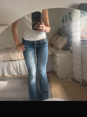 Joey true religion jeans  - Assnygga lågmidjade jeans med guldiga detaljer!!  Köpt för 1399kr💕jätte fint skick förutom lite slitna längst ned (se sista bilden)  Midjemått ca 34cm!  Innerbenslängd ca 78cm🫶🏻(första bilden är lånad)