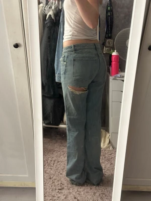 Zara jeans - Efter traktade och slutsålda jeans från Zara. Ett av hålen på knät kan va en gnutta upprivet och dom är även lite smutsiga vid fötterna men skitsnygga ändå och går troligen bort i tvätten 
