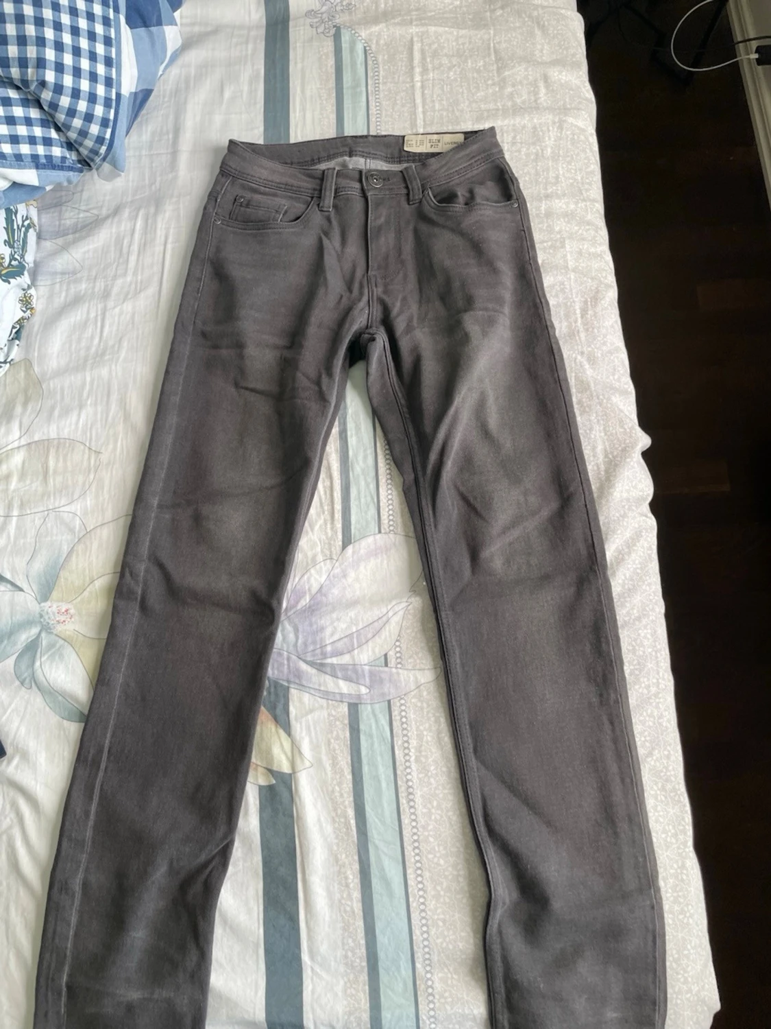 Gråa raka jeans med stora fickor - 1