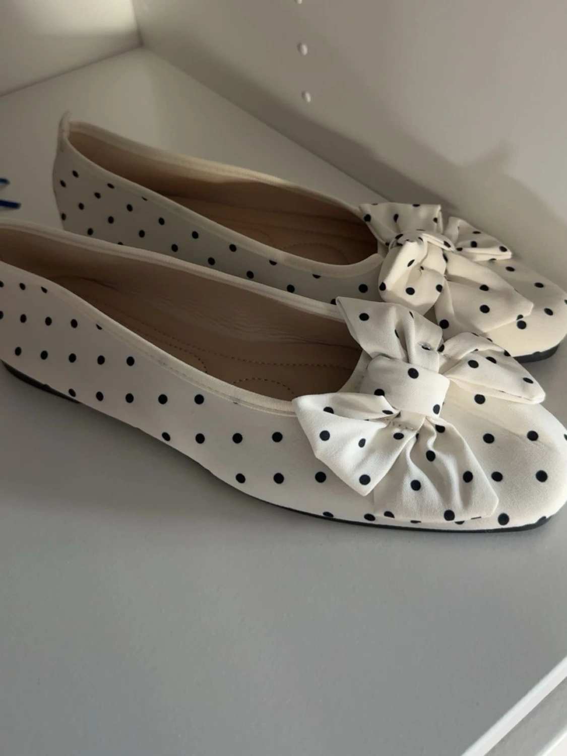 Vita ballerinaskor med polkadotsđź’•