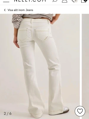 Vita bootcut jeans från nelly - Snygga vita bootcut jeans från Nelly med låg midja och bootcut. Använda fåtal gånger. De är avklippta i längden då de var för långa för mig (syns på sista bilden) nu är de perfekta för mig i längden som är 165