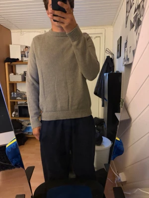 Beige/brun stickad tröja från Donner - En beige brun aktig tröja ifrån Dobber, storleken är L. skriv vid flera frågor
