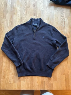 Ralph Lauren halfzip navy - En av de bästa plaggen jag har ägt. Passar från casual till mer uppklädda tillfällen. Nypris ca 2200 kr.                                                                Armlängd:47 cm.                                           Brösstvid: ca 50 cm                                             Längd: ca 60 cm( från kragens sömn)