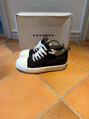 Rick Owens Ramones DRKSHDW - Hej, säljer nu mina sjukt snygga och mode inriktade Rick Owens. De är ytterst lite använda och i superfint skick. Skor och låda ingår i priset och nypris ligger på 6500kr. Hör av dig ifall du är intresserad eller har några frågor! 🤩