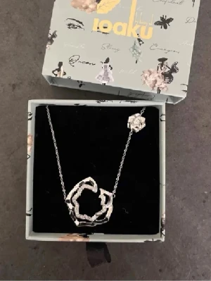 Silvrigt halsband från IOAKU - Från IOAKU, knappt använd. Nypris 699 kr. Snyggt halsband i silverfärg med ett unikt hänge.  