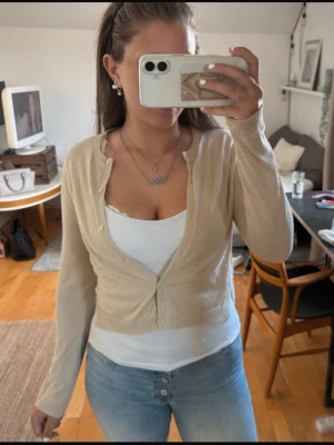 Söt kofta - Säljer denna då den ej används. Den sitter som storlek S så lägger därför in S som storlek men ni kan se vad som står på lappen. Kolla gärna in min profil för bundle!💞💞 Finns även på vinted: Rudenatilde. 