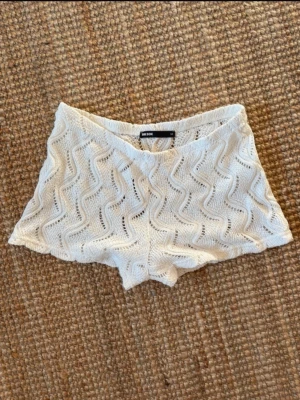 Vita virkade shorts från Bik Bok - Super söta shorts som är perfekt till att ha över bikinin!😍 Säljer då jag tyvärr inte använder dom, dom är helt nya och oanvända! Kolla gärna in min profil för billiga kläder, köp gärna bundle för bundle-rabatter!💞💞💞