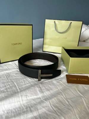 Tom Ford bälte - Säljer mitt Tom Ford bälte eftersom den inte kommit till användning. Köpt på nk och kvitto finns men måste bara hitta de. Längden är 105 cm