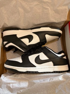 Nike dunk low white black panda - Helt nya oanvända Nike dunk low white black panda. Hör av er för frågor. Kolla gärna mina andra produkter👊