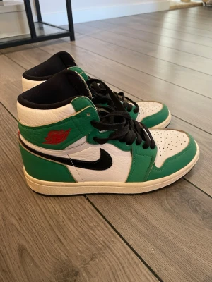 Nike Air Jordans 36 - Nike Air Jordans i storlek 36. Knappt använda, mest dammiga. 