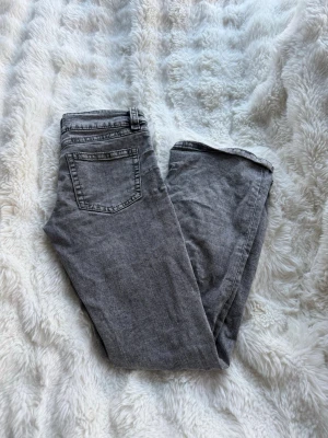 Gråa bootcut jeans, storlek 158 - Hej, jag säljer dessa sjukt snygga gråa jeans från Gina young i storlek 158, jag säljer dom pågrund av att dom blivit för små💘Skickas nytvättade!