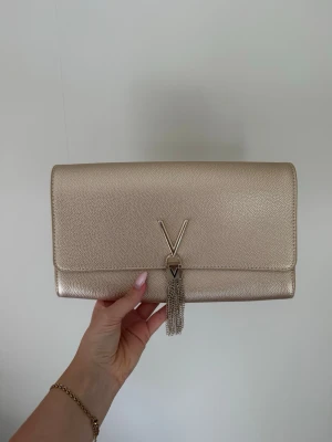 Guldig kuvertväska  - Använd en gång! Säljer för att den inte kommer till användning💘 Nypris: 899kr