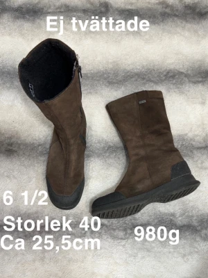 Bruna stövlar med gummisula - Säljer ett par bruna stövlar med svart gummisula och tåparti. Stövlarna har dragkedja på insidan och är fodrade för extra värme. Skafthöjden är medel och sulan är rejäl för bra grepp. Passar perfekt till höst och vinter.🌸 Fint använt skick. Gore-Tex. Ej tvättade. Storlek 6 1/2 vilket motsvarar 40. Ca 25,5cm i innermått.