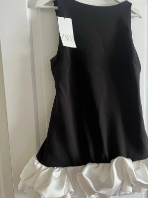 Miniklänning  - Zara volangklänning🖤storlek L men mer M! Insydda shorts!
