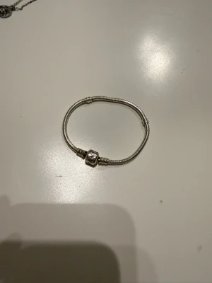 Pandora atmband - Super fint armband från Pandora, säljes då de tyvärr inte kommer till användning längre då jag använder guld. Kartong finns, Äkta såklart!