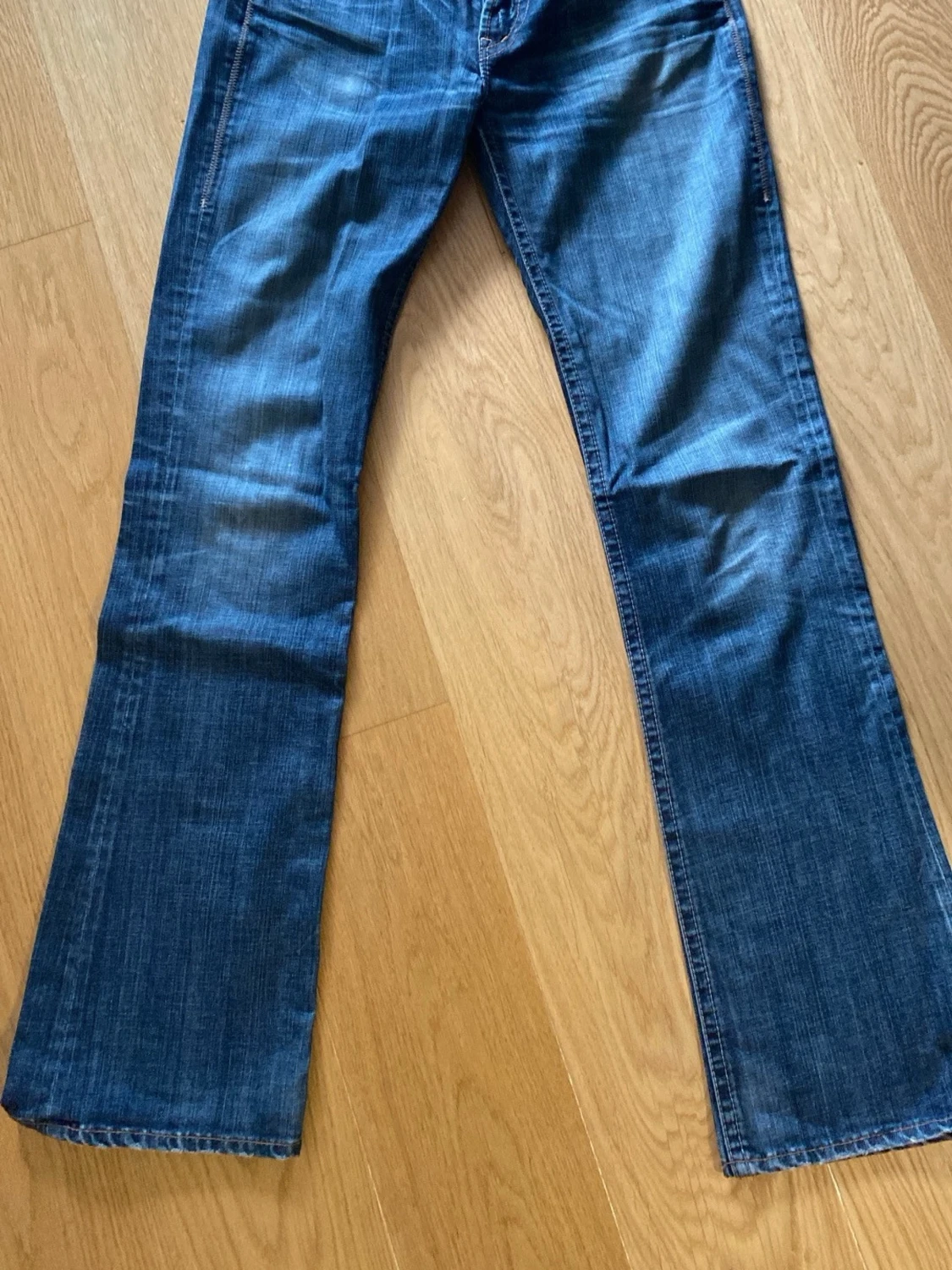 Blå bootcut jeans