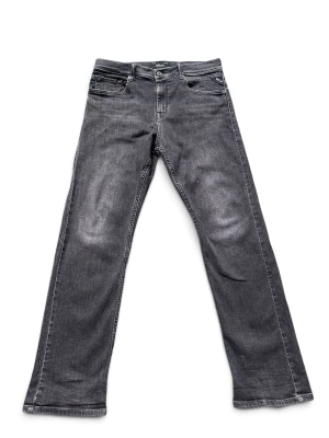 Replay Thad Jeans – Mörkgrå – W29/L30  - Säljer ett par stilrena Replay Thad-jeans i storlek W29/L30. Thad är en av Replays mest uppskattade modeller och har en rak, tidlös passform som passar lika bra till sneakers som boots.  Jeansen har en snygg mörkgrå tvätt med diskreta slitningar som ger dem en modern och exklusiv look. Tillverkade i hög kvalitet med bra komfort, vilket gör dem perfekta både till vardags och lite mer uppklädda outfits.        Skicka gärna ett meddelande om du har frågor eller vill ha fler bilder. Svarar snabbt! 😊