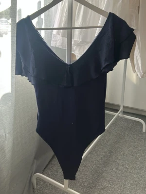 mörkblå body - aldrig använd endast testad