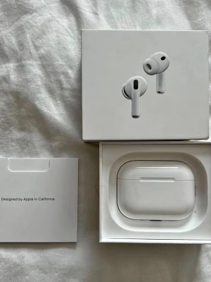 AirPods Pro 3 (2025) - Säljer ett par original AirPods Pro (3:e generationen) i gott skick.  Levereras komplett med originalförpackning och extra öronpluggar.  Serienumret stämmer med boxen, fodralets insida, AirPods:en och iPhone-inställningarna.