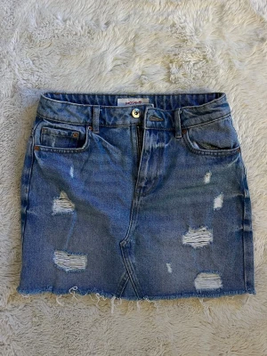 Jeanskjol  - Supersnygg jeanskjol med slitningar 