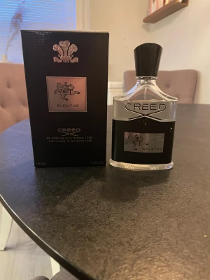 Creed aventus  - Tjenare säljer denna flaska som är oanvänd 100 ml. Har några vita prickar på sig vet inte om lite av svälja materialet har försvunnit eller nått. Byta funkar också