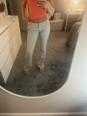 Ljusgrå bootcut byxor - Jätte fina beige kostym byxor från bikbok i modellen Vera, använda fåtal gånger är nästan som nya har absolut inte defekter och är i jätte bra skick ❤️pris kan diskuteras vid snabb affär ❤️