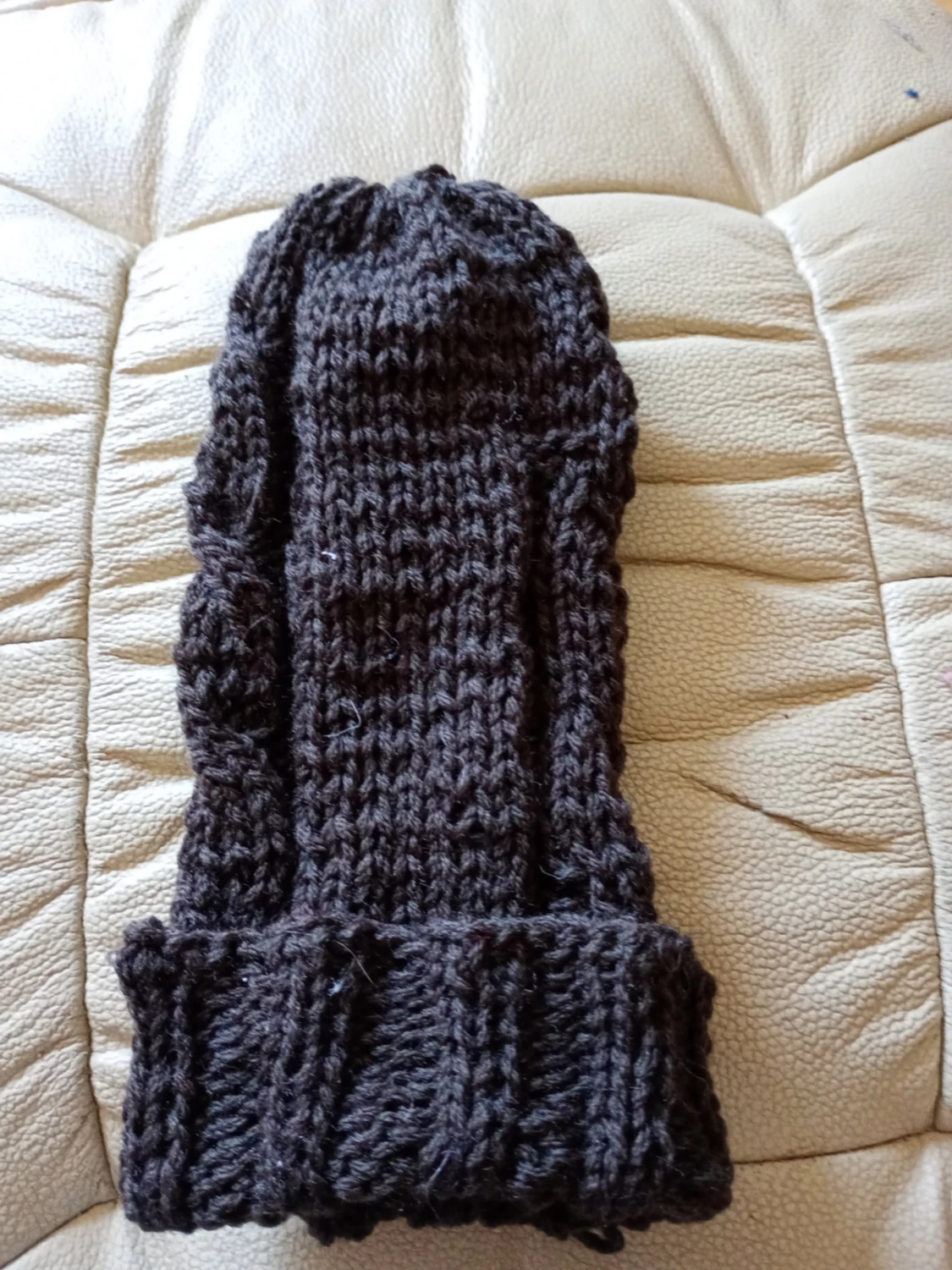 Mörkbrun stickad mössa
