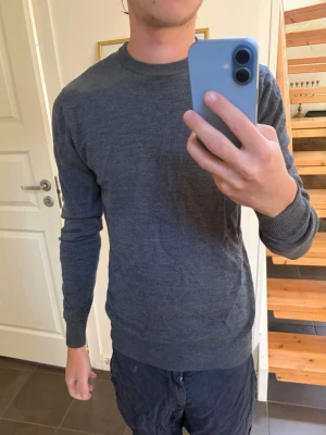 Mörkgrå stickad tröja John Henric - Snygg mörkgrå stickad tröja från John Henric i storlek M. Perfekt till hösten