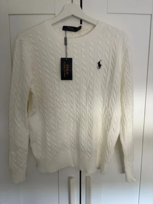 Polo Ralph Lauren tröja   - Säljer denna aldrig använda polo tröja då den var för liten på mig. Storlek M. Riktigt bra och skönt material och kvalité.