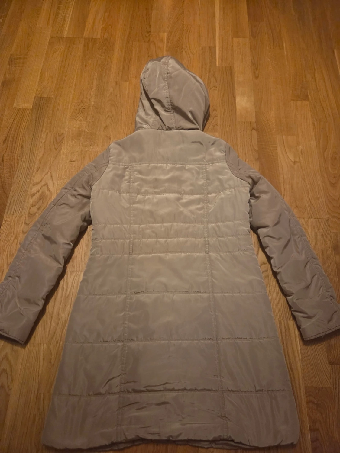 Lång beige dunjacka med huva - 1