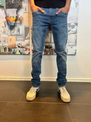 Replay Hyperflex Jeans W30/L34 - Tjena! Jag säljer nu mina blå Replay Hyperflex Jeans som är helt skade-/defektfria och har en stilren slimfit. Jag säljer de pga minskat intresse. För att se passform (184cm lång modell) se bilder. SIZE 30W/34L. Om du är intresserad eller har några frågor är det bara att kontakta mig. 