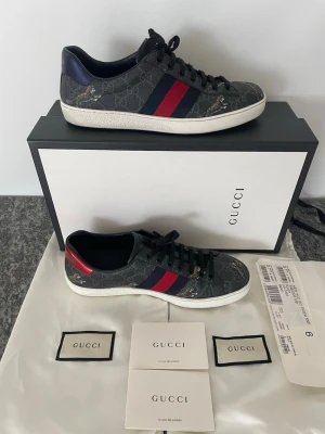 Gucci ace tiger  - Gucci ace tiger sneakers i nytt skick som passar storlek 40. Allt i bilden fås med och äktihetsbevis finns. Jag upskattar snabba affärer så skicka prisförslag👏
