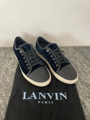 lanvin cap toe - Lanvin cap toe sneakers i nytt skick som passar storlek 40. Allt i bilden fås med. Jag upskattar snabba affärer så skicka prisförslag👏