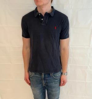 Polo Ralph Lauren Custom Slim Fit Polo - Marin polotröja i bomull, begagnad i mycket gott skick.