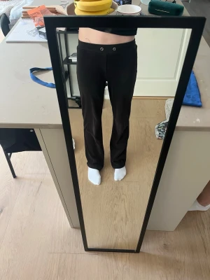 Svart set från Gina tricot  - Säljer ett set från Gina tricot i svart jätte bra skick koftan är i xs och byxorna är i xxs 