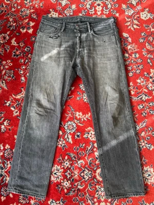 Acne studios jeans  -  Acne studios jeans med lagningar. Skriv förbättra bilder på lagringarna, måttens syns på bilderna. skriv om du undrar över nåt