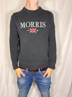 Morris Tröja - Stickad Morris tröja i väldigt bra skick. Modellen är 180cm, 64kg