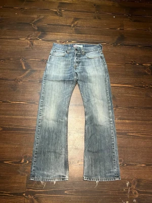 Vintage Levis 512 Bootcut - Ruskigt feta 512 bootcuts i strl 30/32. Skönaste fadesen jag nånsin sett på dessa! Midja 40cm ousteam 104cm